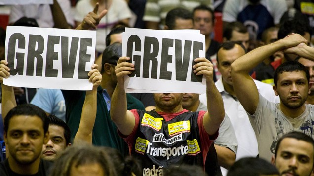 Trabalhadores decidem pela continuidade da greve por tempo intederminado durante Assembleia de Metroviários para definir os rumos da campanha salarial 2014, no Sindicato dos Metroviários em São Paulo (SP), nesta quinta-feira (05)