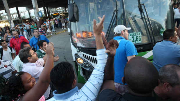 No terminal rodoviário de Nova Iguaçu, manifestantes hostilizam motoristas que furaram greve