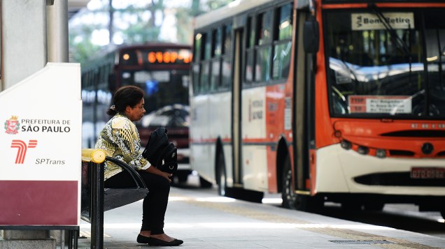 Passageira aguarda ônibus no Terminal de Pinheiros, na Zona Oeste de São Paulo (SP), na manhã desta terça-feira (20)