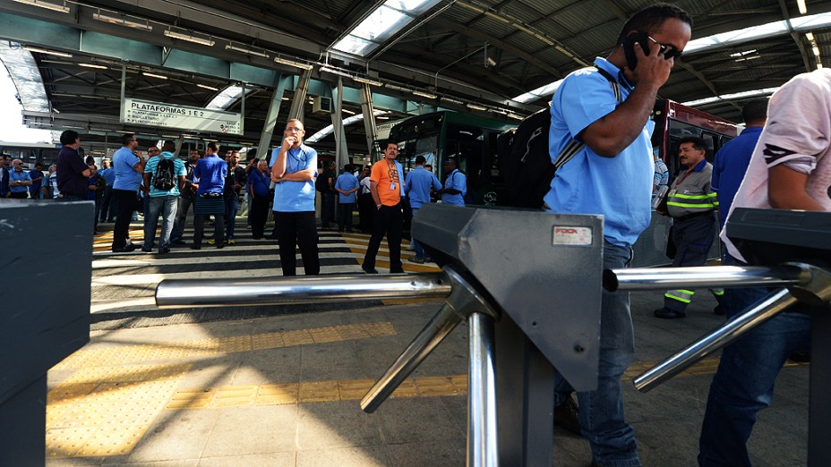 Motoristas e cobradores de ônibus fazem paralisação no Terminal de Pinheiros, na Zona Oeste de São Paulo (SP), na manhã desta terça-feira (20)