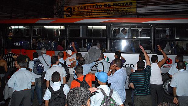 Manifestação de motoristas pelas ruas da região central de Osasco, após assembleia. Os motoristas de ônibus de Osasco e região decidiram em assembleia entrar em greve a partir desta quinta-feira