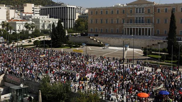 Grevistas protestam diante do Parlamento grego, nesta quarta