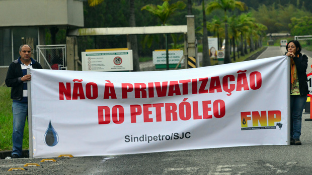 Petroleiros fazem paralisação contra leilão do Campo de Libra