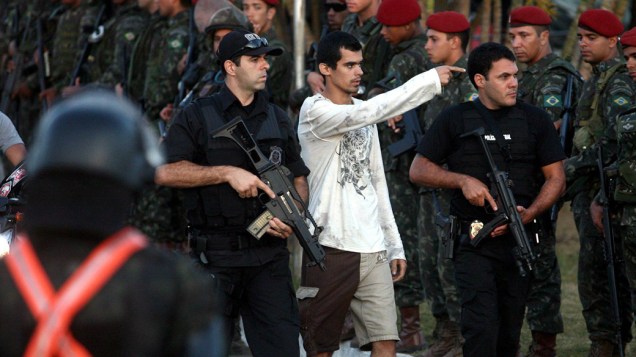 Policiais realizam a desocupação da Assembleia Legislativa em Salavador, Bahia