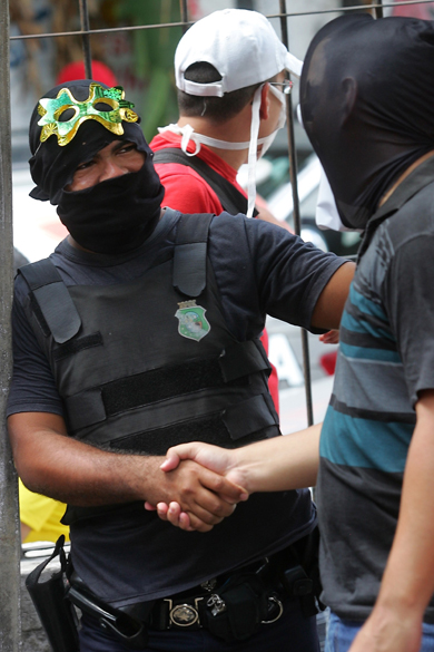 Policiais militares em greve no bairro Antônio Bezerra, em Fortaleza