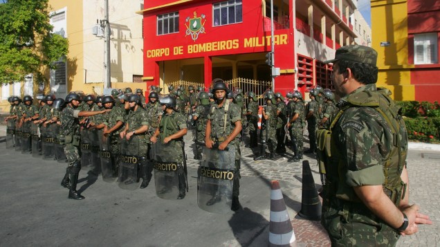 Soldados do Exército e da Força Nacional são acionados para suprir o efetivo de policiais militares que deflagrou greve na quinta-feira (29)