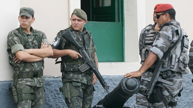 Soldados do Exército e da Força Nacional em frente ao Quartel da 10ª Região do Exército em Fortaleza