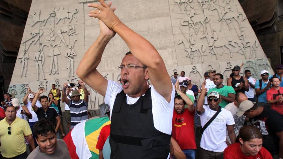 O presidente da Aspra (Associação dos Policiais, Bombeiros e dos seus Familiares do Estado Bahia), Marco Prisco, na sede da Assembleia Legislativa, onde está desde a noite de terça-feira (31)