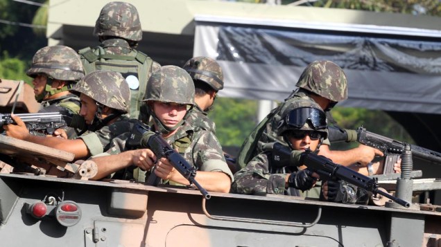 Blindado do exército reforça o patrulhamento de Salvador durante a greve da PM