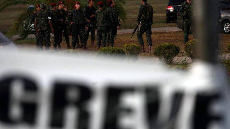 Homens do Exército, Força Nacional, Polícia Federal e das Companhias Independentes de Policiamento Especializado da Polícia Militar cercaram a Assembleia Legislativa da Bahia na manhã desta segunda-feira