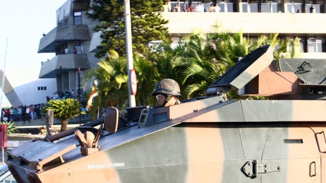 Blindado do exército próxima à Assembleia Legislativa da Bahia, onde estão os grevistas