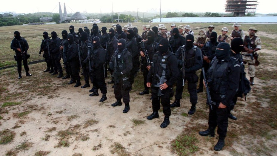 Grupamento especial da Policia Militar chegando ao local da greve