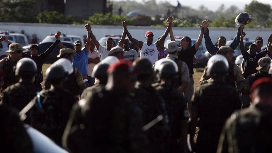 Grevistas fazem cordão frente aos militares