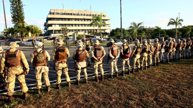 A tropa de choque da Polícia Militar se juntou, na manhã desta segunda-feira, aos homens do Exército, das Forças Armadas e da Polícia Civil no cerco a Assembleia Legislativa da Bahia