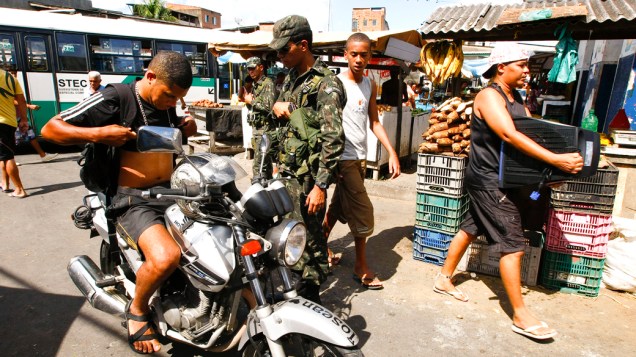 Soldados do Exército patrulham o bairro de Periperi, na periferia de Salvador, após assaltos e boatos de arrastões