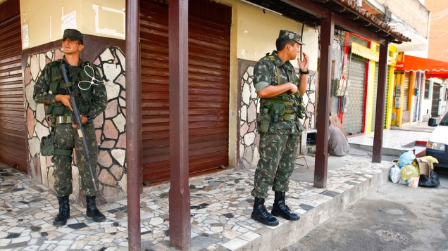 A Polícia Militar baiana entra nesta terça-feira no seu oitavo dia de paralisação, e os soldados do Exército patrulham o bairro de Periperi