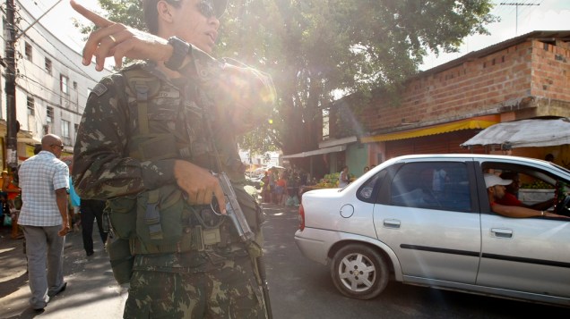Soldado do Exército faz patrulha em bairro, após greve da Polícia Militar, em Salvador