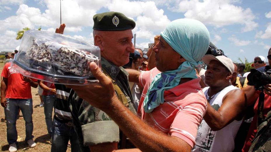 General Gonçalves Dias, que está à frente da operação na greve da PM, recebeu um bolo dos manifestantes em comemoração ao seu aniversário hoje