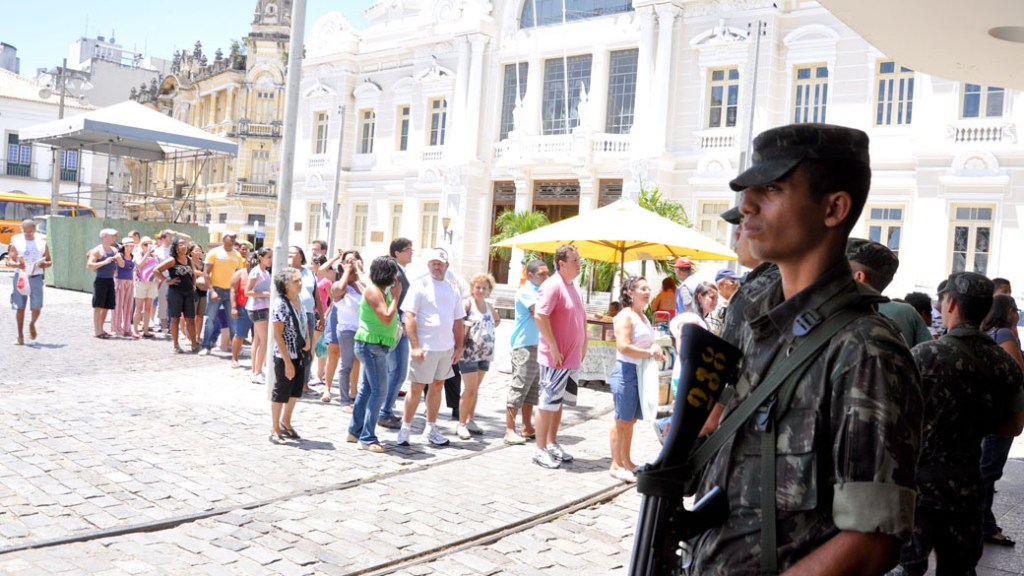 Soldado do exército patrulha as ruas do centro histórico de Salvador, na Bahia