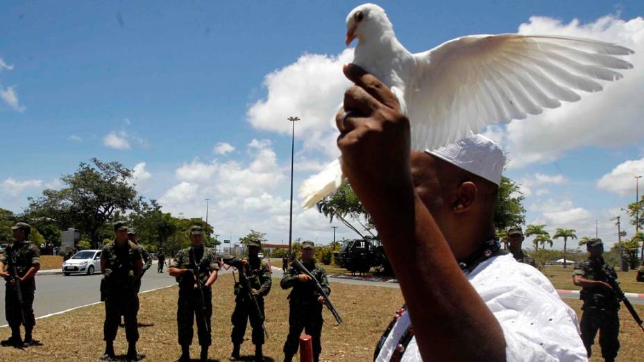 Homem pede paz.Sem acordo entre as partes o clima começa a ficar tenso, nesta quarta-feira 08/02
