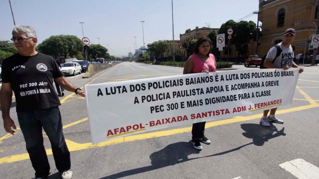Integrantes da Associapol - Associação de Policiais Civis e Militares de SP realizam um ato em apoio aos Policiais em greve do estado da Bahia
