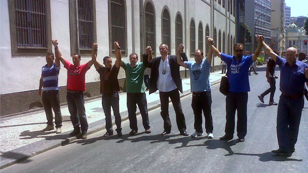 Líderes do movimento grevista em frente ao Quartel General da PM fluminense