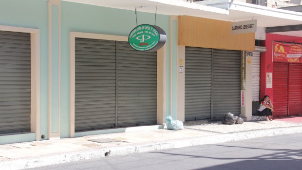 Centro de Fortaleza nesta terça-feira. Com medo da violência, maioria dos comerciantes fechou as portas e dispensou os empregados