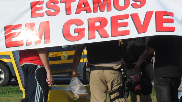 Policiais em greve protestam pelo Brasil