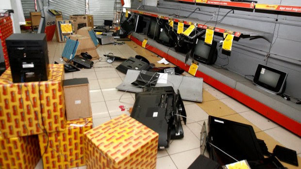 Pelo menos cinco lojas de eletrodomésticos foram saqueadas na madrugada desta sexta-feira em bairros centrais de Salvador por grupos de mais de trinta pessoas