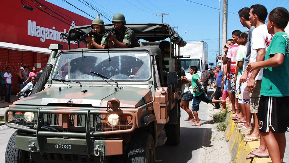Exército nas ruas de Peixinhos, no Recife (PE), nesta quinta-feira (15). A Polícia Militar está em greve no estado desde a noite de terça-feira (13)