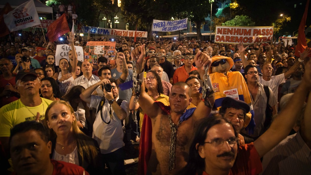 Assembleia de policiais e bombeiros na Cinelândia, para decidir sobre greve geral