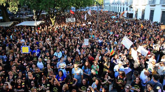 Professores realizam protesto no Paço Imperial, centro do Rio de Janeiro (RJ), na tarde desta quarta-feira (28)