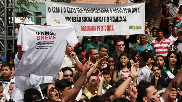 Manifestantes aguardavam a chegada de Dilma Rousseff em Rio Pardo de Minas, no norte do Estado
