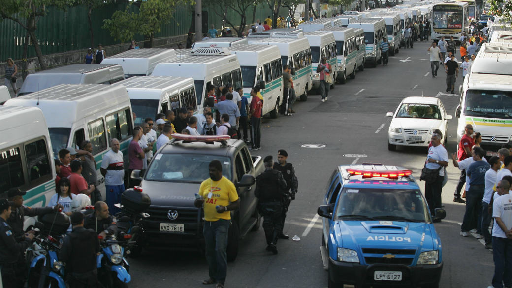 Vans estacionadas ao redor do estádio do Maracanã, no Rio: protesto prejudica trânsito e afeta transportes na cidade