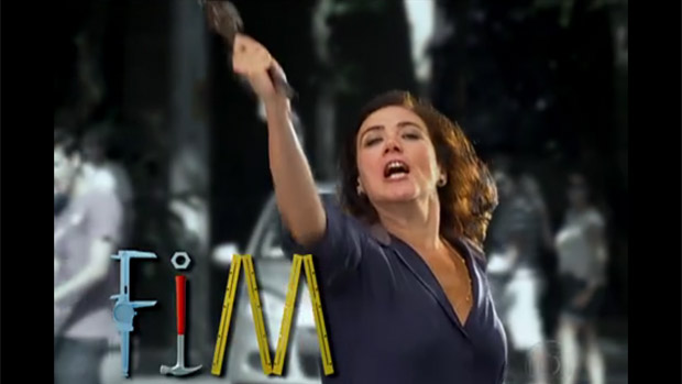 Griselda ergue uma chave de grifo para Tereza Cristina, na última cena de Fina Estampa