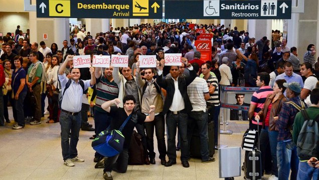 Grupo de passageiros protesta no Santos Dumont, fechado em função da chuva