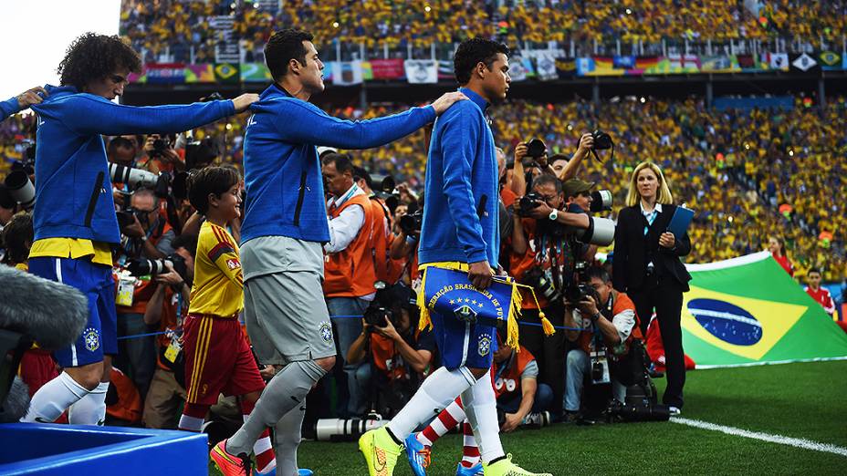 Jogadores entraram com a mão no ombro do companheiro da frente para a partida de abertura contra a Croácia
