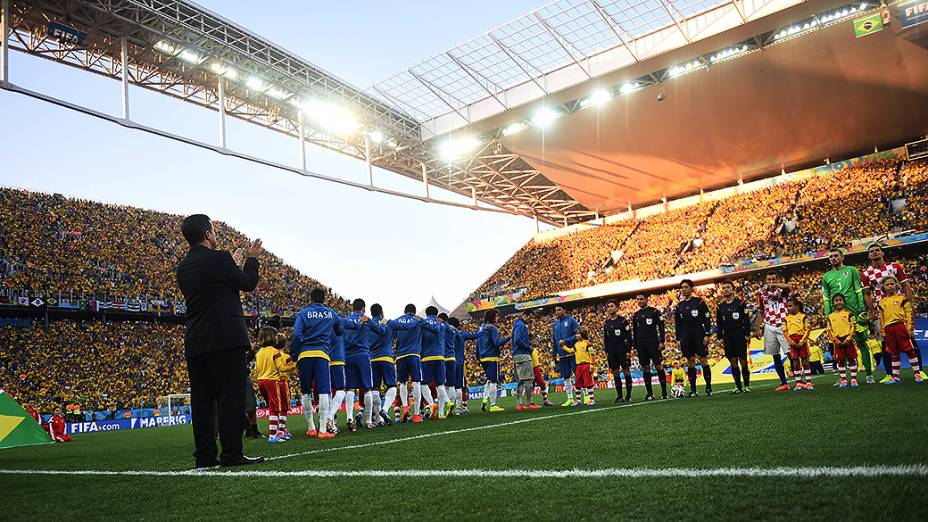 Jogadores entraram com a mão no ombro do companheiro da frente para a partida de abertura contra a Croácia