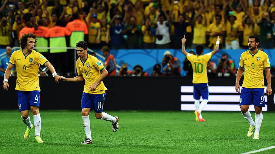David Luiz, Oscar e Fred após gol de Neymar na partida contra a Croácia