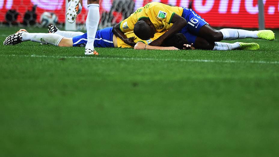 Ramires e Oscar comemoram gol na vitória sobre a Croácia