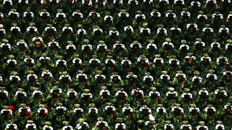 Durante os Jogos Olímpicos de Pequim, soldados chineses fazem homenagem às vítimas do terremoto que atingiu a cidade de Sichuan em 2008