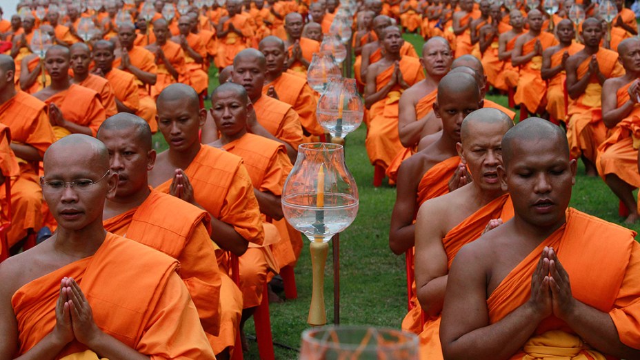 Monjes budistas durante oração no Vesak Day, celebração anual do nascimento de Buda no templo Wat Phra Dhammakaya em Bangcoc, Tailândia