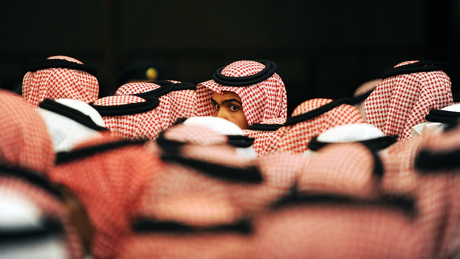 Sauditas esperam do lado de fora do Palácio Masmak, em Riyadh para mostrar lealdade a Salman bin Abdulaziz  nomeado príncipe herdeiro após a morte do príncipe Nayef bin Abdul Aziz, em junho de 2012  