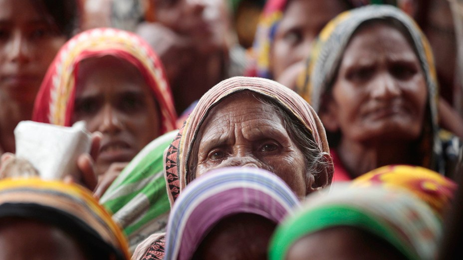 Vítimas de enchentes esperam por ajuda alimentar do governo em Kurigram, Bangladesh, em julho de 2012