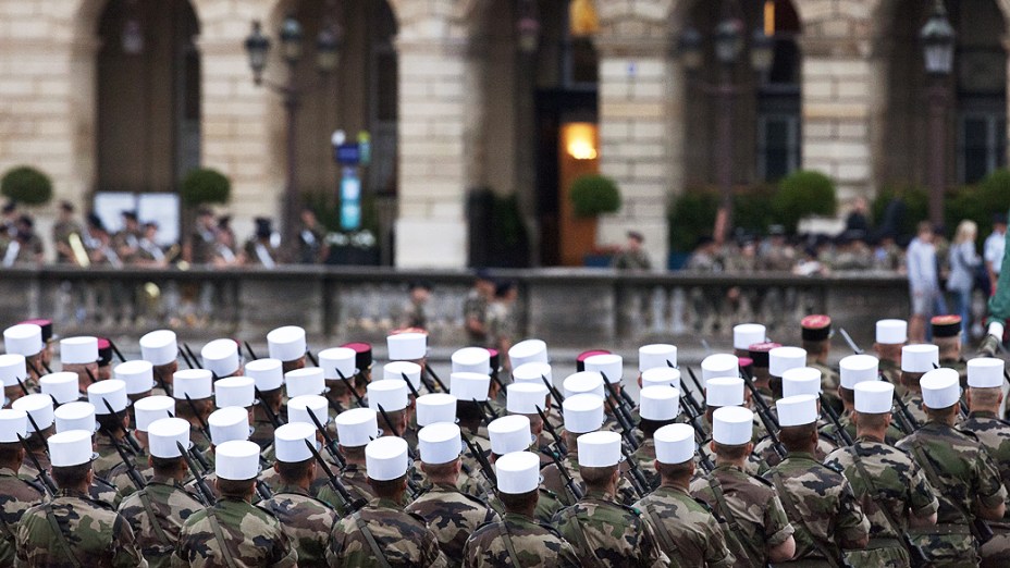 Soldados da Legião Estrangeira Francesa durante desfile na avenida Champs-Elysées, como parte das celebrações do Dia da Bastilha em julho de 2012