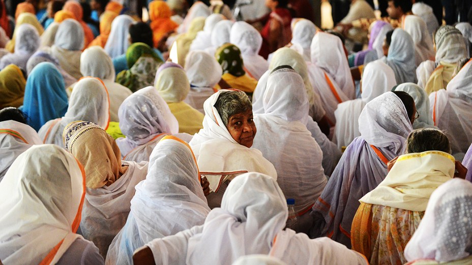 Viúvas indianas de Vrindavan, no estado de Uttar Pradesh, participam de cerimônia em Nova Délhi