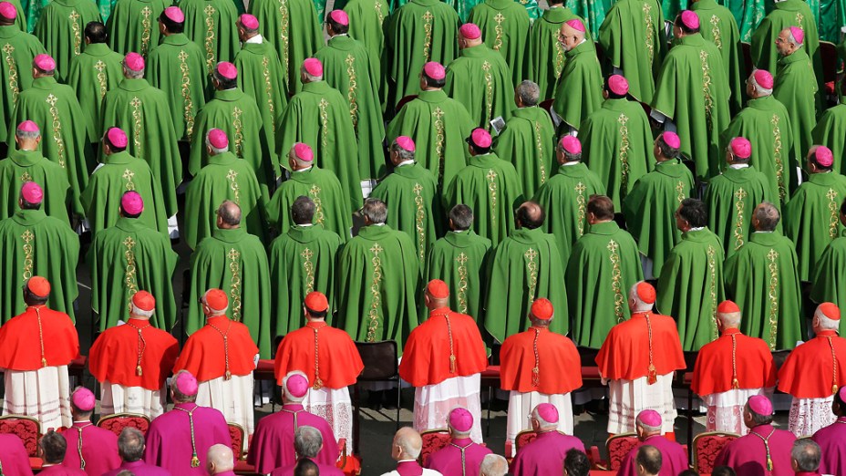 Bispos e cardeais durante missa celebrada pelo papa Bento XVI marcando a abertura do Sínodo dos Bispos, na Praça São Pedro, no Vaticano