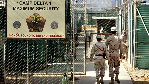 Militares caminham por instalações de prisão americana em Guantánamo, Cuba: documentos revelados pelo Wikileaks mostram abuso na administração do presídio.
