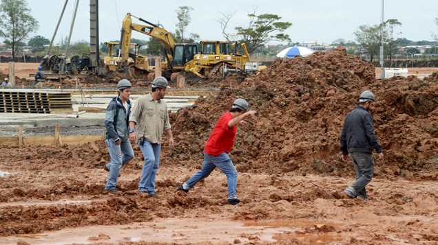 Operários trabalham para preparar o terreno em Guaratiba que vai receber o papa Francisco: lama e alagamentos dificultam os trabalhos