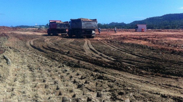 Chuvas do mês de março atrasaram as obras de terraplanagem em Guaratiba